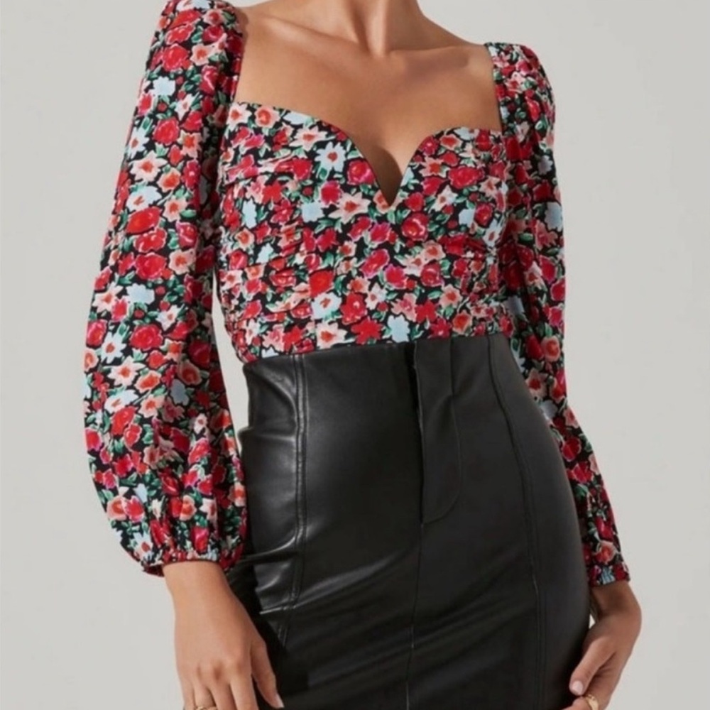 ASTR Floral Sweetheart Puff Sleeve Top in Red and Black